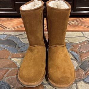 New without box kookaburra by Ugg pull on dark beige size 11
